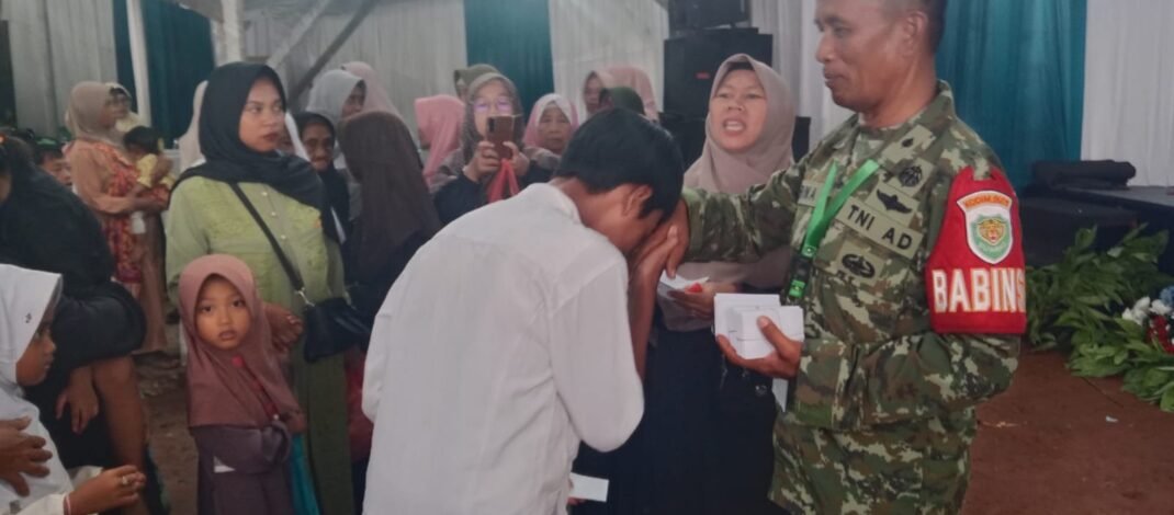 Hadirkan Senyum Ahad Pagi, Pelda Carna Berikan Santunan Kepada Anak- Anak Yatim dan Duhafa di Desa Kumpay