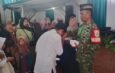 Hadirkan Senyum Ahad Pagi, Pelda Carna Berikan Santunan Kepada Anak- Anak Yatim dan Duhafa di Desa Kumpay