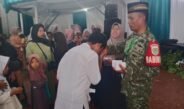 Hadirkan Senyum Ahad Pagi, Pelda Carna Berikan Santunan Kepada Anak- Anak Yatim dan Duhafa di Desa Kumpay