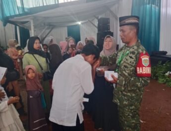 Hadirkan Senyum Ahad Pagi, Pelda Carna Berikan Santunan Kepada Anak- Anak Yatim dan Duhafa di Desa Kumpay