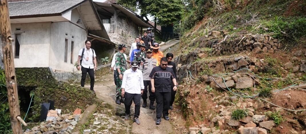 Tinjau Bencana Pergerakan Tanah di Desa Cupunagara, Kang Rey&nbsp; Minta BPBD Lakukan Kajian Teknis  Risiko Bencana di Kampun Ciwangun