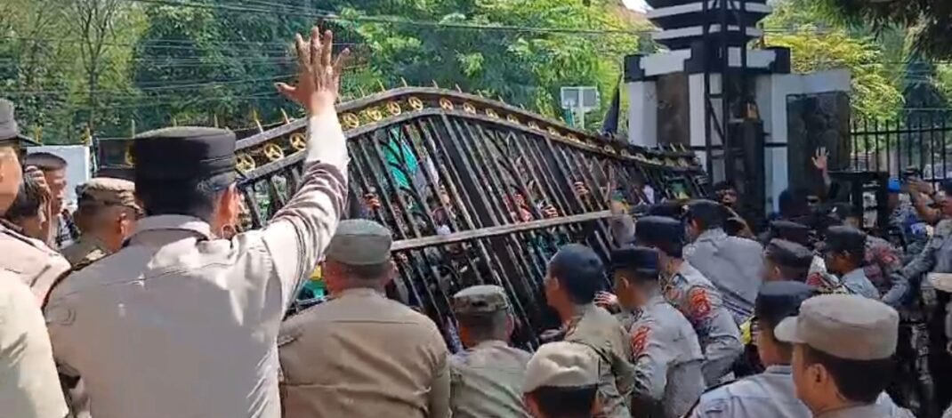 Aksi “Indonesia Tercekik” Ricuh, Mahasiswa Jebol Gerbang DPRD Subang Yang Dijaga Ketat Petugas