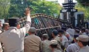 Aksi “Indonesia Tercekik” Ricuh, Mahasiswa Jebol Gerbang DPRD Subang Yang Dijaga Ketat Petugas