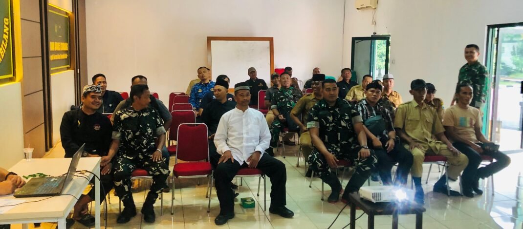 Potret Kebersamaan TNI dengan Rakyat, Kodim Subang Nobar Pildun Bersama Masyarakat&nbsp;