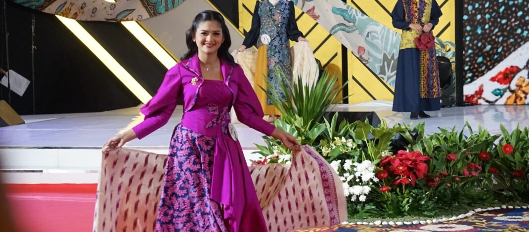 Tampil Anggun, Ega Anjani Tampilkan Busana Modern Ethnic Elegance di Fashion Show PKJB 2026