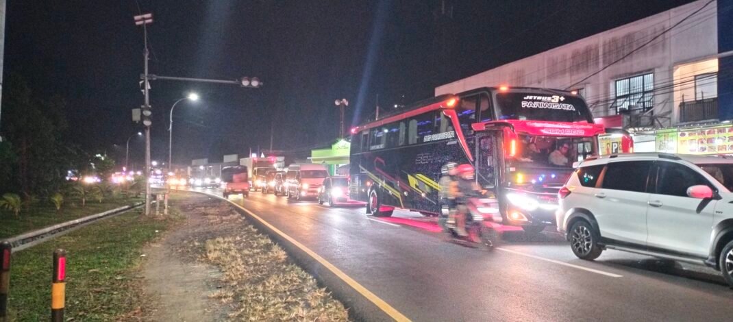 Macet Horor, Arus Lalu Lintas Mengular di Jalan Raya Blok Gamlung Jalancagak Subang, Warga Ungkap Penyebabnya