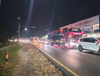 Macet Horor, Arus Lalu Lintas Mengular di Jalan Raya Blok Gamlung Jalancagak Subang, Warga Ungkap Penyebabnya