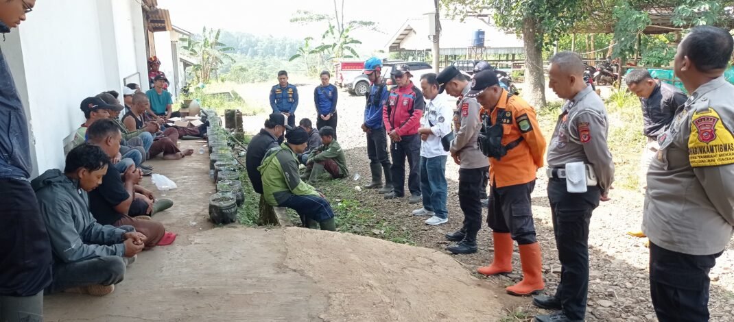 Pria Asal KBB Yang Hilang di Hutan, Bersama Tim SAR Gabungan Kepala Desa Bunihayu Pimpin Warga Lakukan Pencarian di Kawasan Belantara Cicariu 