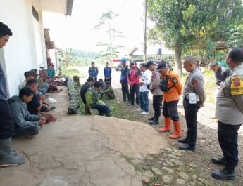 Pria Asal KBB Yang Hilang di Hutan, Bersama Tim SAR Gabungan Kepala Desa Bunihayu Pimpin Warga Lakukan Pencarian di Kawasan Belantara Cicariu 
