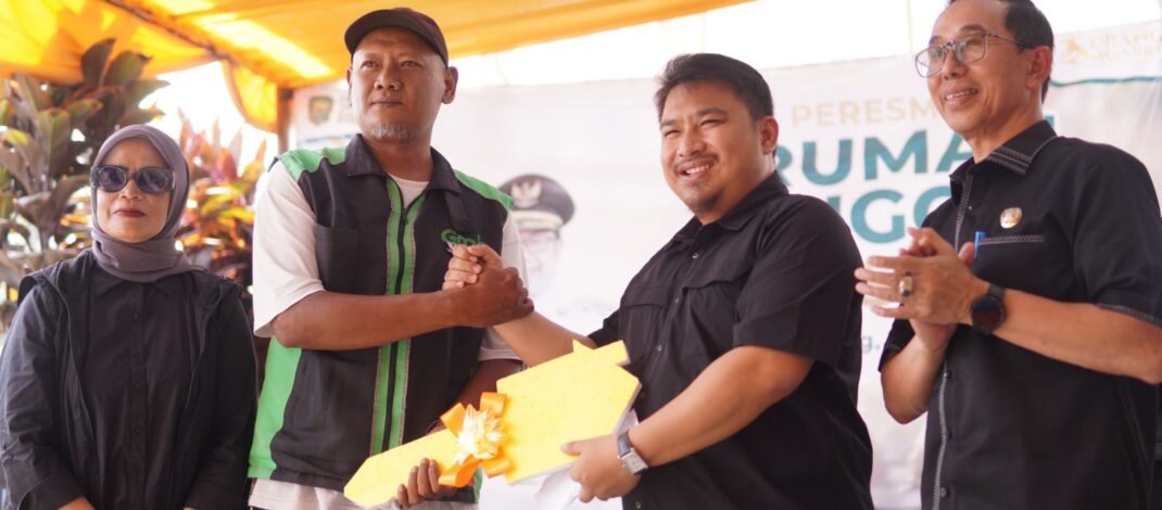 Resmikan Rumah Singgah&nbsp; Ojek Online, Kang Ray Papahare Bareng Pengemudi Ojek