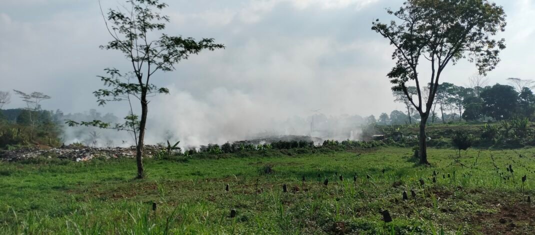 Warga Keluhkan Kepulan Asap Pembakaran Sampah dari TPS Jalancagak Subang, Asapnya Tebarkan Aroma Bau Busuk Menyengat Hidung