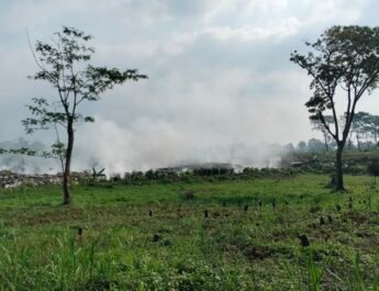 Warga Keluhkan Kepulan Asap Pembakaran Sampah dari TPS Jalancagak Subang, Asapnya Tebarkan Aroma Bau Busuk Menyengat Hidung