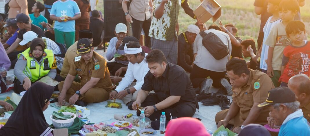 Syukuran Jalan Mulus, Warga Bobos Gelar Acara Syukuran Bareng Kang Rey, Papahare di Badan Jalan Beton Leucir