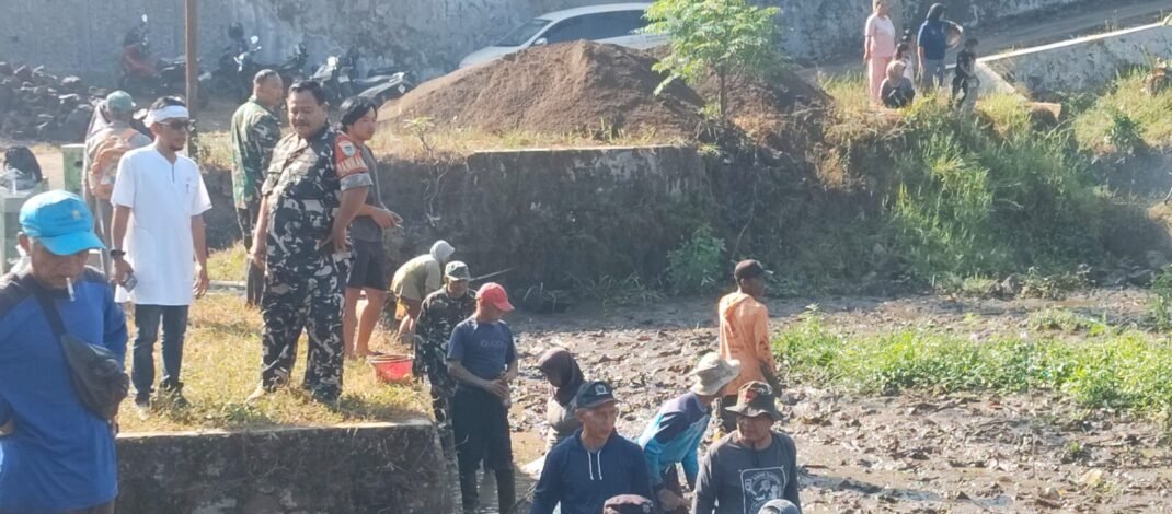 Peduli Lingkungan, TNI dan Warga Bersihakan Bendungan Irigasi  di Sungai Desa Tambakan, Kang Asep : Ini Potret Sinergitas TNI dengan Pemerintah