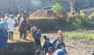 Peduli Lingkungan, TNI dan Warga Bersihakan Bendungan Irigasi  di Sungai Desa Tambakan, Kang Asep : Ini Potret Sinergitas TNI dengan Pemerintah