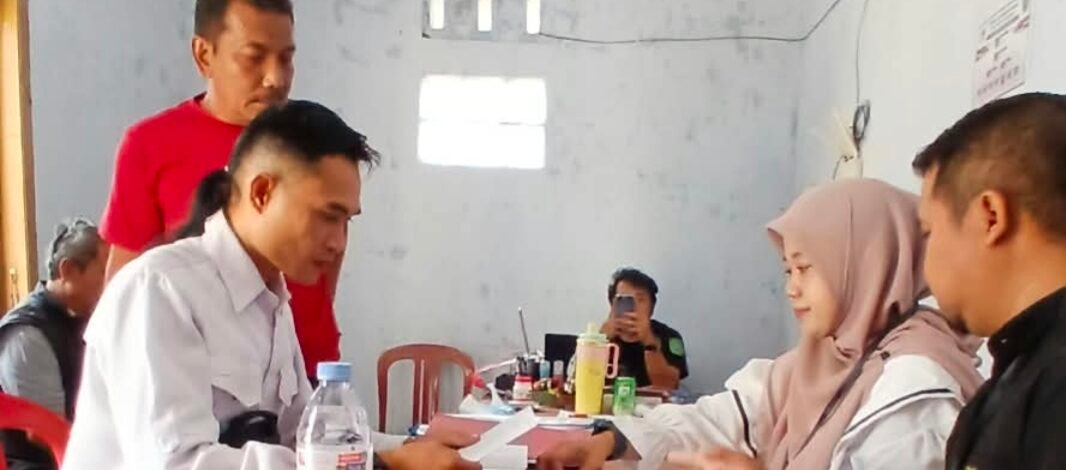 Inilah Secuil Cerita Pria Berkucir Panjang, Senin Sore Kang Asep Terciduk Daftar Nyalon Kades di Tanah Dawuan