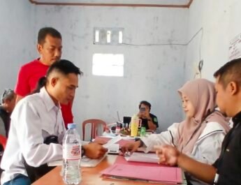 Inilah Secuil Cerita Pria Berkucir Panjang, Senin Sore Kang Asep Terciduk Daftar Nyalon Kades di Tanah Dawuan