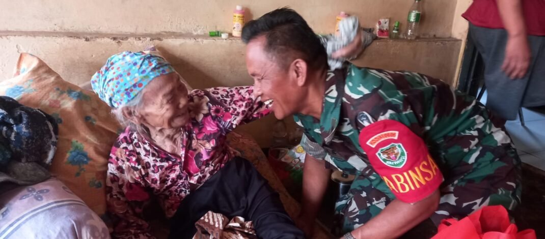 Sentuhan Kasih Sayang dan Senyum Nenek Renta Mengiringi Langkah ‘SAJIWA’ Pelda Carna Maju di Pilkades Kumpay