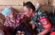 Sentuhan Kasih Sayang dan Senyum Nenek Renta Mengiringi Langkah ‘SAJIWA’ Pelda Carna Maju di Pilkades Kumpay