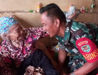 Sentuhan Kasih Sayang dan Senyum Nenek Renta Mengiringi Langkah ‘SAJIWA’ Pelda Carna Maju di Pilkades Kumpay
