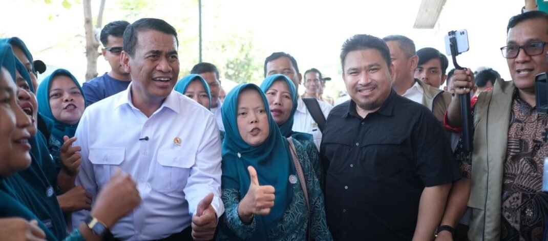 Di Sukamandi, Bupati Subang Kang Rey Dampingi Mentan Amran Tinjau Balai Pertanian