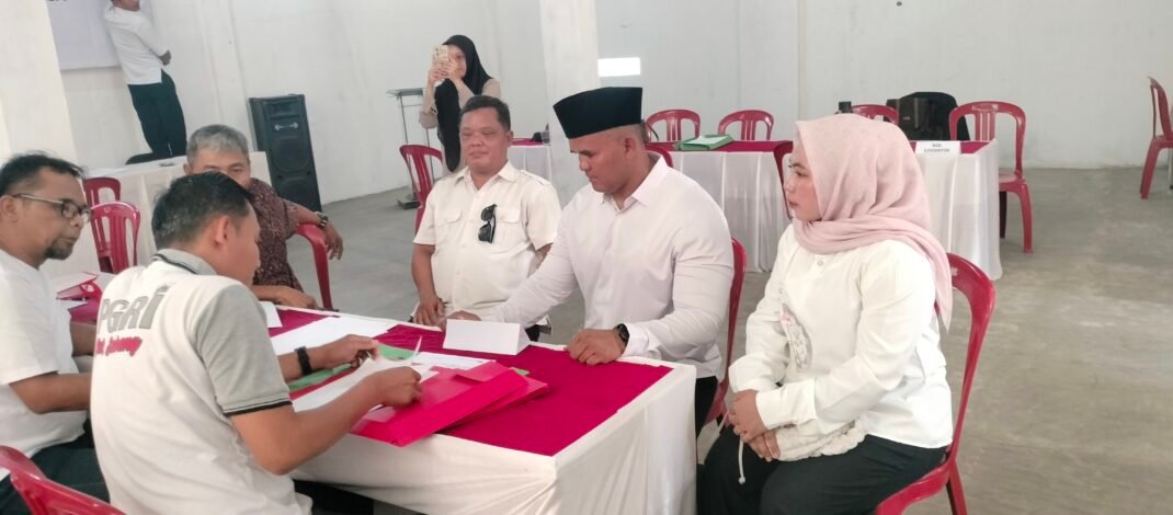 Didampingi Istri dan Ketua Pemenangan, H. Tatang Mantapkan Diri Daftar Pilkades Jalancagak : Ratusan Massa pun Iringi Langkah Pendaftranya
