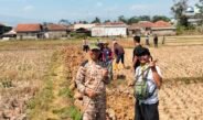 Di Bawah Terik Matahari, Pak Carna Gotong Royong Bersama Warga Bangun Jalan Gang