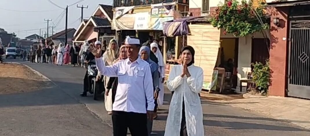 Beriket Putih, Jalan Kaki dan Didampingi Istri, Carna Resmi Daftar Cakades di Desa Kumpay, Ini Komitmennya