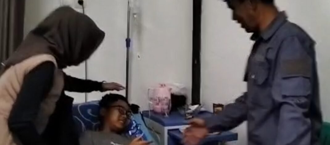 Tak Sekadar Menjenguk, Pak Carna Hadir Beri Semangat untuk Rizki Ramdani