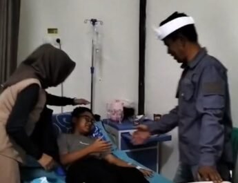Tak Sekadar Menjenguk, Pak Carna Hadir Beri Semangat untuk Rizki Ramdani