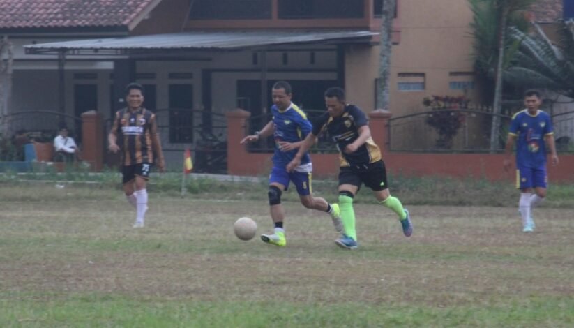 Lapangan Bola Sarireja Jadi Saksi:&nbsp; Tim Apdesi Kecamatan Jalancagak Tekuk Tim Polres Subang 2-1
