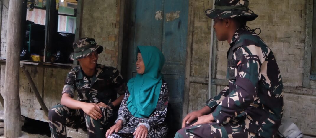 Rumah Bocor Saat Hujan, Emak Ruhimah dan Abah Casmita Curhat ke Sertu Koko, Harapanya Ingin Rumahnya Layak Huni