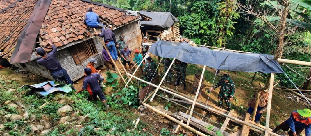 Ngabret”, Hari ke – 2 TMMD ke-130 Kodim 0605/Subang Mulai Rehab Rumah Tidak Layak Huni , Emak Ruhimah: Alhamdulillah, Rumah Emak sudah mulai diperbaiki