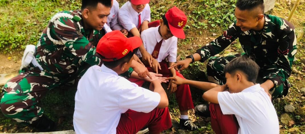 Di Sela Pekerjaan Fisik, Satgas TMMD ke-130 Tanamkan Cinta Tanah Air kepada Siswa SD