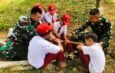 Di Sela Pekerjaan Fisik, Satgas TMMD ke-130 Tanamkan Cinta Tanah Air kepada Siswa SD