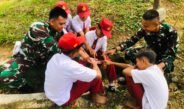 Di Sela Pekerjaan Fisik, Satgas TMMD ke-130 Tanamkan Cinta Tanah Air kepada Siswa SD