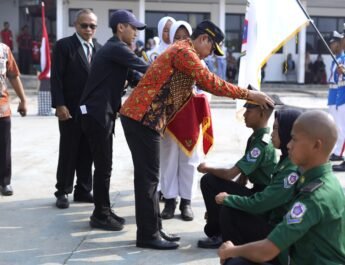 Wakil Bupati Subang Kang Akur Lantik Taruna-Taruni SMKN Kasomalang