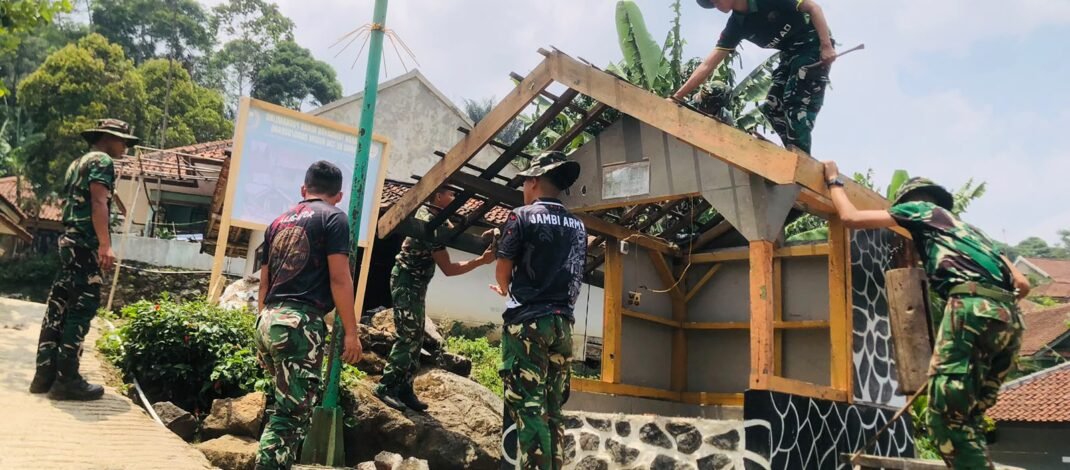 Sengatan Matahari Tak Surutkan Satgas TMMD ke-130 Kodim Subang Rehab Pos Kamling di Kanpung Cihaur Wetan