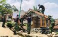 Sengatan Matahari Tak Surutkan Satgas TMMD ke-130 Kodim Subang Rehab Pos Kamling di Kanpung Cihaur Wetan