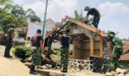 Sengatan Matahari Tak Surutkan Satgas TMMD ke-130 Kodim Subang Rehab Pos Kamling di Kanpung Cihaur Wetan