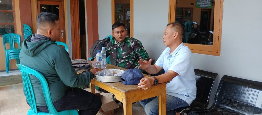 Satgas TMMD ke-130 dan Kades Cupunagara Bahas Manfaat Pembangunan Desa