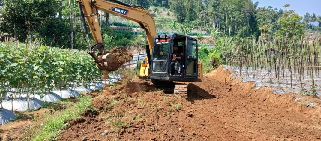 Pembukaan Jalan TMMD ke-130 Tembus Persawahan, Buka Akses bagi Petani Cupunagara