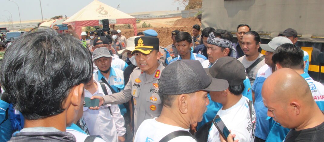 Humanis, Kapolres Subang Temui Langsung Massa Buruh saat Unjuk Rasa Depan PT. Vinfast Automobile Indonesia