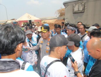 Humanis, Kapolres Subang Temui Langsung Massa Buruh saat Unjuk Rasa Depan PT. Vinfast Automobile Indonesia