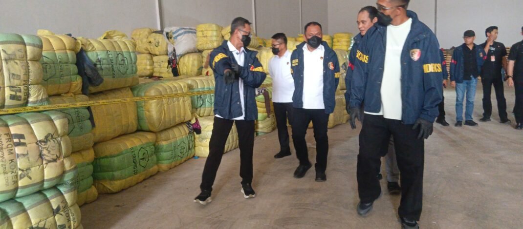 Bareskrim Gerebek Gudang Impor Pakaian Bekas Ilegal di Subang