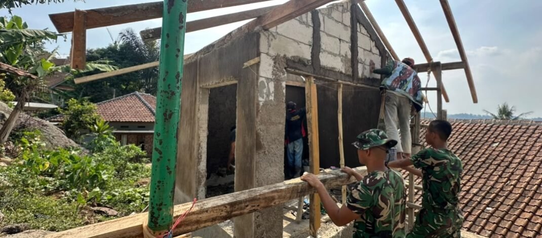 Gotong Royong Satgas TMMD dan Warga, Pembangunan Poskamling Cupunagara Berlanjut