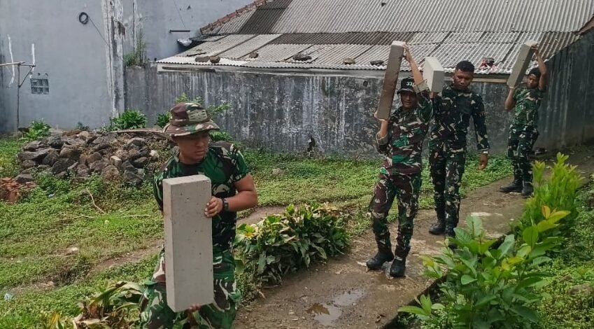 Satgas TMMD Angkut Material untuk Pembangunan Bak Air Bersih Titik 5